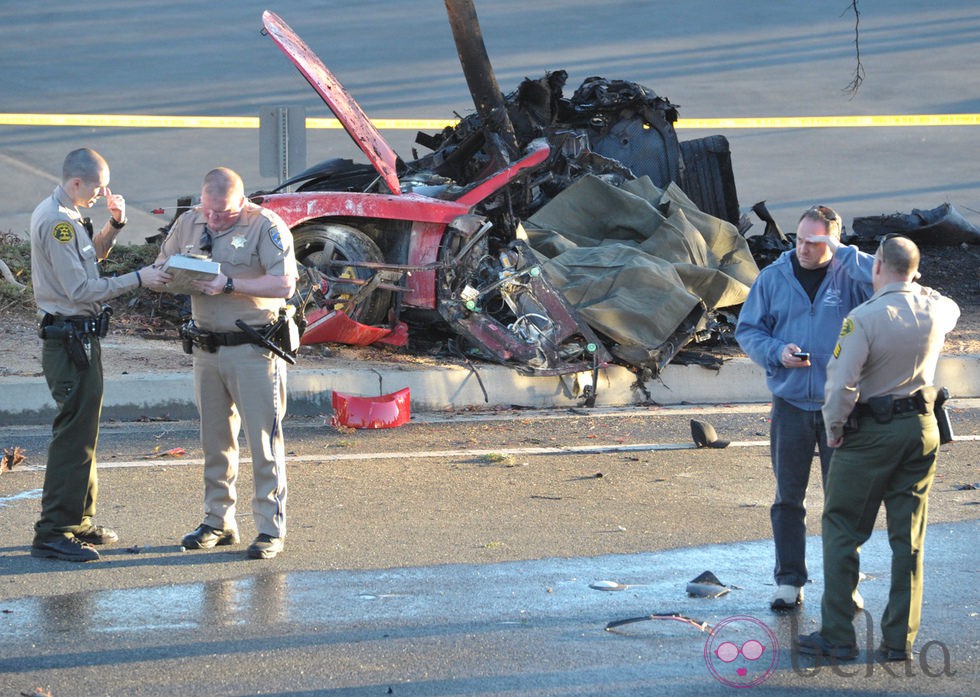 Varios policías junto al coche destrozado en el que viajaba Paul Walker