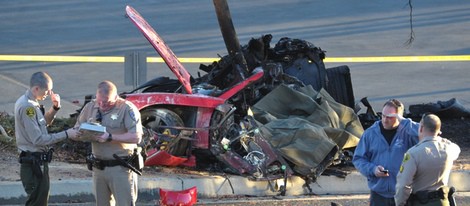 Varios policías junto al coche destrozado en el que viajaba Paul Walker