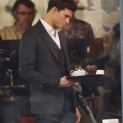 Jamie Dornan llevando café en el set de 'Cincuenta sombras de Grey' en Vancouver