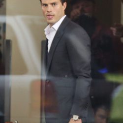 Jamie Dornan pone una cara graciosa en el set de 'Cincuenta sombras de Grey' en Vancouver