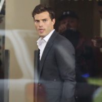 Jamie Dornan pone una cara graciosa en el set de 'Cincuenta sombras de Grey' en Vancouver