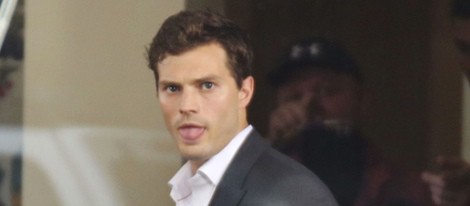 Jamie Dornan pone una cara graciosa en el set de 'Cincuenta sombras de Grey' en Vancouver