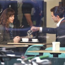 Dakota Johnson y Jamie Dornan en el set de 'Cincuenta sombras de Grey' en Vancouver