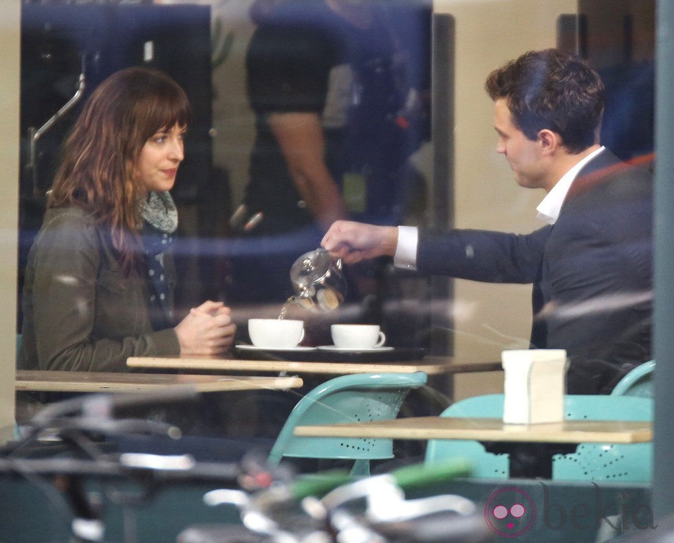 Dakota Johnson y Jamie Dornan en el set de 'Cincuenta sombras de Grey' en Vancouver