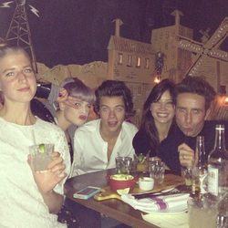 Kelly Osbourne, Harry Styles y Daisy Lowe en la fiesta de cumpleaños de Pixie Geldof