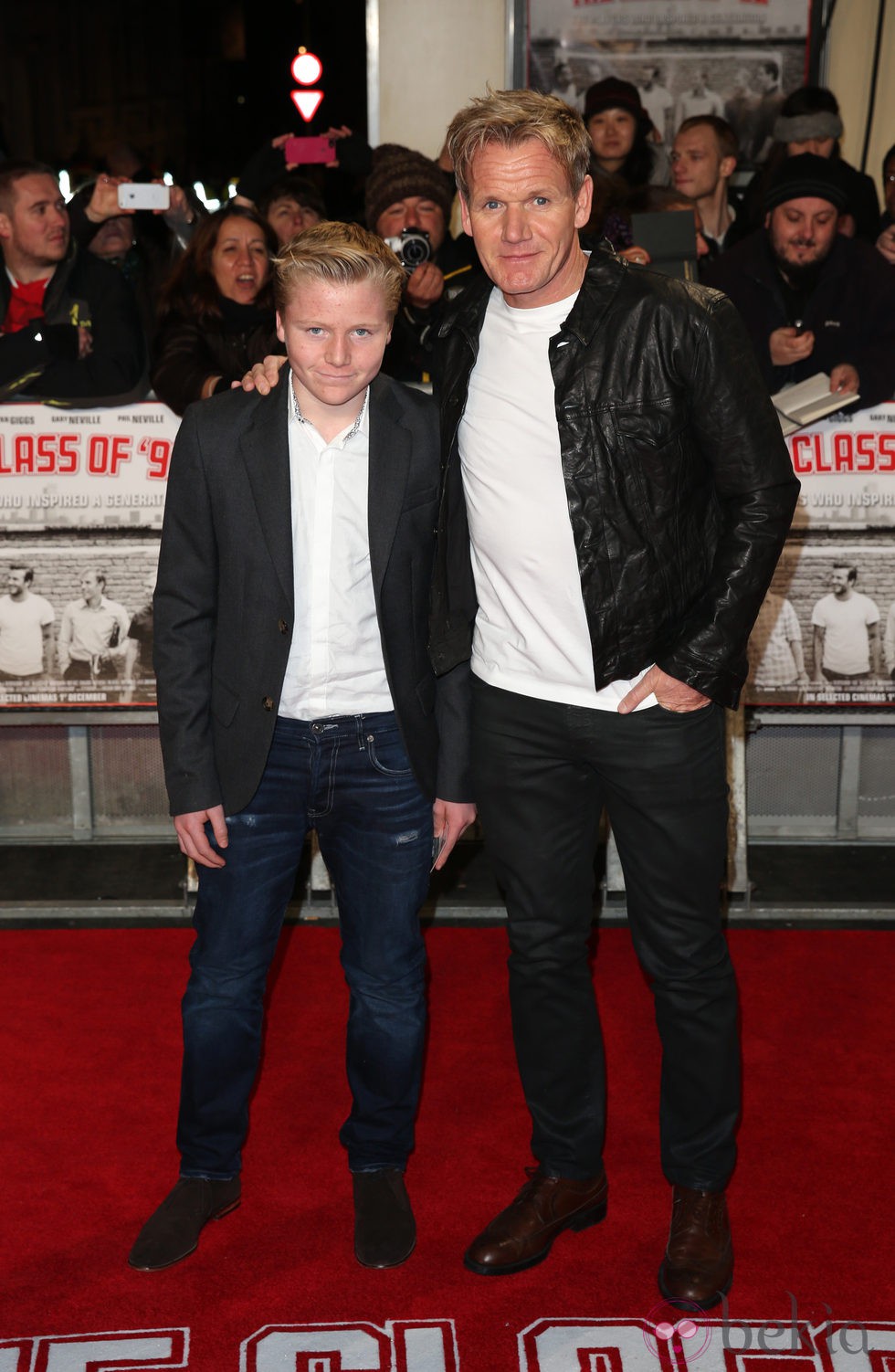 Gordon Ramsay y su hijo en el estreno de 'The Class of '92'