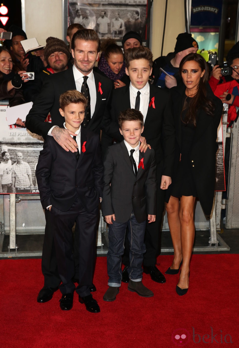 David y Victoria Beckham con sus hijos en el estreno de 'The Class of '92'