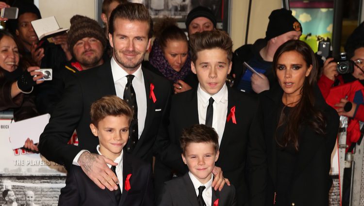 David y Victoria Beckham con sus hijos en el estreno de 'The Class of '92'