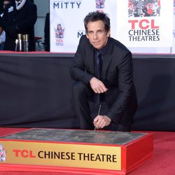 Ben Stiller plasma sus huellas en el Teatro Chino de Los Angeles