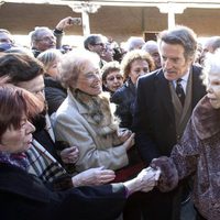 Los Duques de Alba saludan a unas señoras en Carrión de los Condes