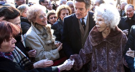 Los Duques de Alba saludan a unas señoras en Carrión de los Condes