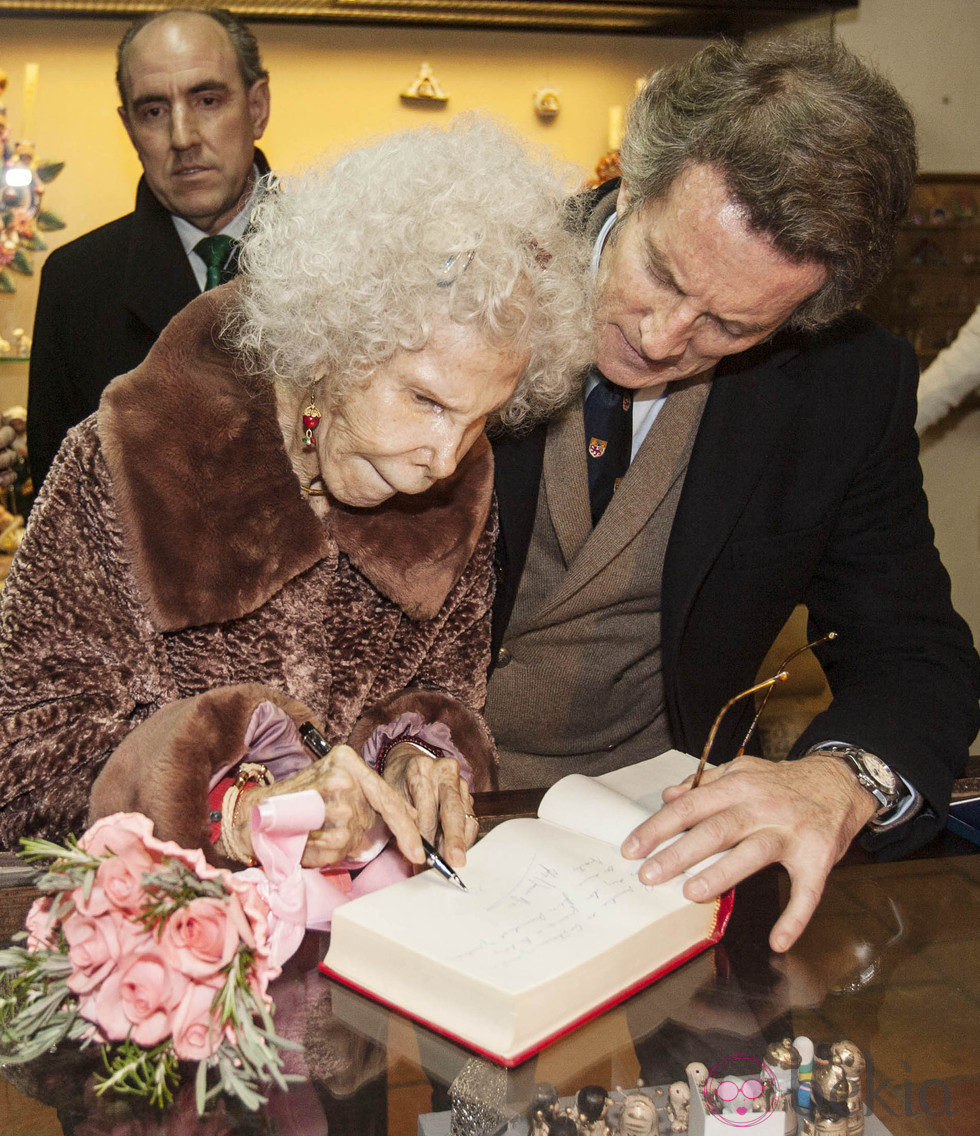 La Duquesa de Alba firma en un libro de honor en Carrión de los Condes