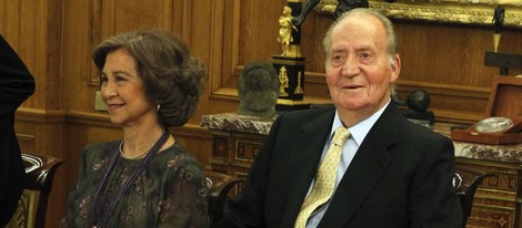 El Rey reaparece en un acto oficial tras su operación de cadera acompañado de la Reina Sofía