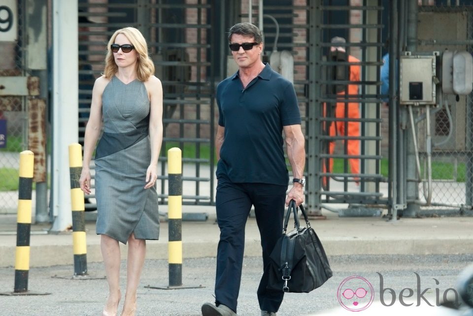 Amy Ryan y Sylvester Stallone en un fotograma de 'Plan de escape'