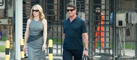 Amy Ryan y Sylvester Stallone en un fotograma de 'Plan de escape'