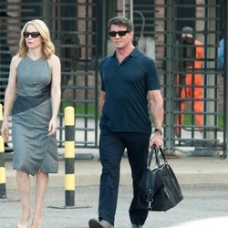 Amy Ryan y Sylvester Stallone en un fotograma de 'Plan de escape'