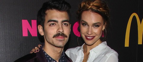 Joe Jonas y Blanda Eggenschwiler en una fiesta de Nylon Magazine