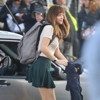 Dakota Johnson junto a un coche en el rodaje de 'Cincuenta sombras de Grey'