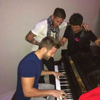 Sergio Ramos, Pablo Alborán y Alejandro Sanz se divierten cantando juntos