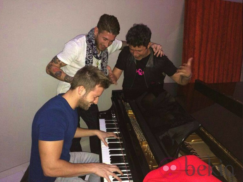 Sergio Ramos, Pablo Alborán y Alejandro Sanz se divierten cantando juntos