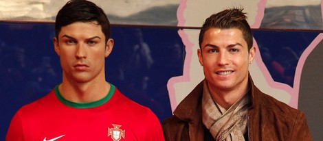 Cristiano Ronaldo junto a su figura del Museo de Cera de Madrid