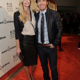 Catriona McGinn y Mark-Paul Gosselaar en la fiesta 'Celebration of Babies' en honor a Jennifer Lopez