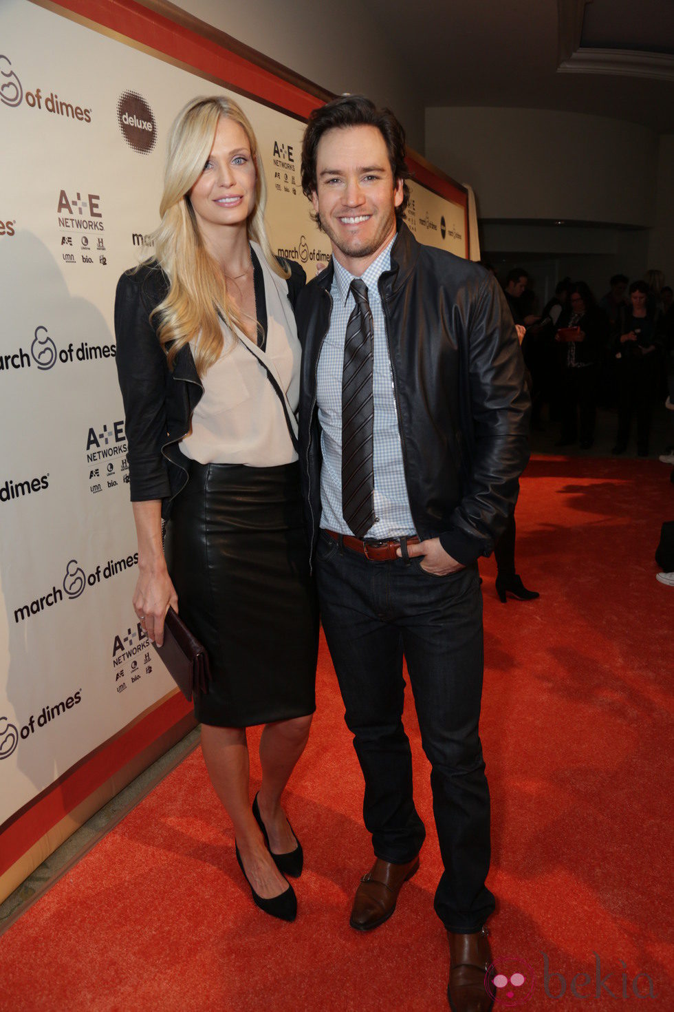 Catriona McGinn y Mark-Paul Gosselaar en la fiesta 'Celebration of Babies' en honor a Jennifer Lopez