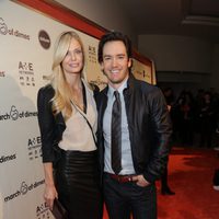 Catriona McGinn y Mark-Paul Gosselaar en la fiesta 'Celebration of Babies' en honor a Jennifer Lopez