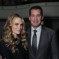 Molly Sims y Scott Stuber en la fiesta 'Celebration of Babies' en honor a Jennifer Lopez