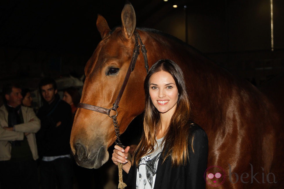 Helen Lindes posando con un caballo en el SICAB 2013 en Sevilla