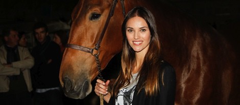 Helen Lindes posando con un caballo en el SICAB 2013 en Sevilla