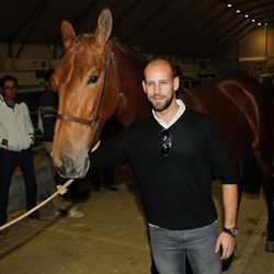 Gonzalo Miró posando con un caballo en el SICAB 2013 en Sevilla