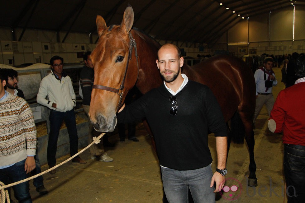 Gonzalo Miró posando con un caballo en el SICAB 2013 en Sevilla