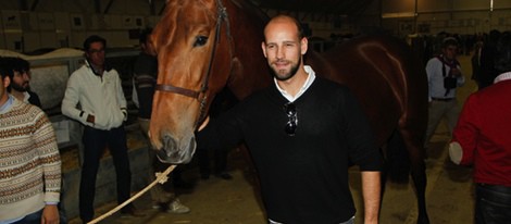 Gonzalo Miró posando con un caballo en el SICAB 2013 en Sevilla