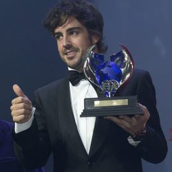 Fernando Alonso recogiendo su trofeo de subcampeón en los Premios de la FIA 2013