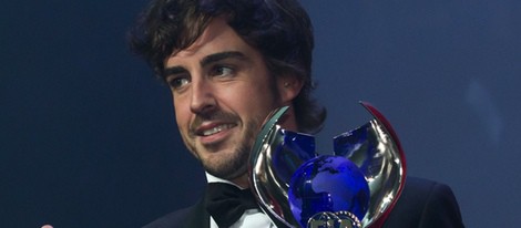 Fernando Alonso recogiendo su trofeo de subcampeón en los Premios de la FIA 2013