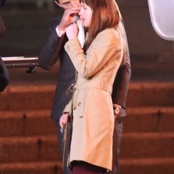 Jamie Dornan acaricia a Dakota Johnson en el set de rodaje de 'Cincuenta sombras de Grey'