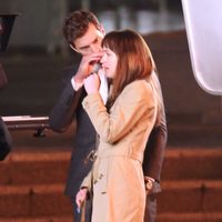 Jamie Dornan acaricia a Dakota Johnson en el set de rodaje de 'Cincuenta sombras de Grey'