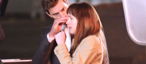 Jamie Dornan acaricia a Dakota Johnson en el set de rodaje de 'Cincuenta sombras de Grey'