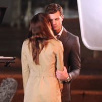 Dakota Johnson besa a Jamie Dornan en el set de rodaje de 'Cincuenta sombras de Grey'