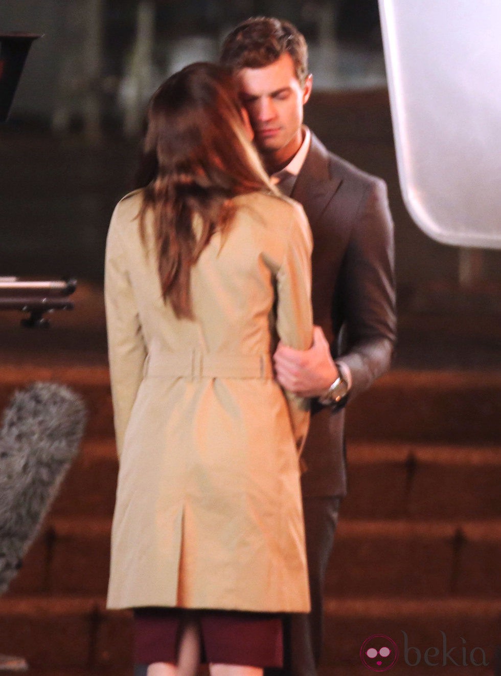 Dakota Johnson besa a Jamie Dornan en el set de rodaje de 'Cincuenta sombras de Grey'