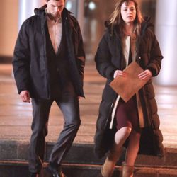 Jamie Dornan y Dakota Johnson muy abrigados en el rodaje de 'Cincuenta sombras de Grey'