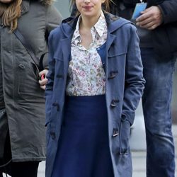 Dakota Johnson con un look muy juvenil en el set de rodaje de 'Cincuenta sombras de Grey'