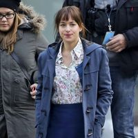 Dakota Johnson con un look muy juvenil en el set de rodaje de 'Cincuenta sombras de Grey'