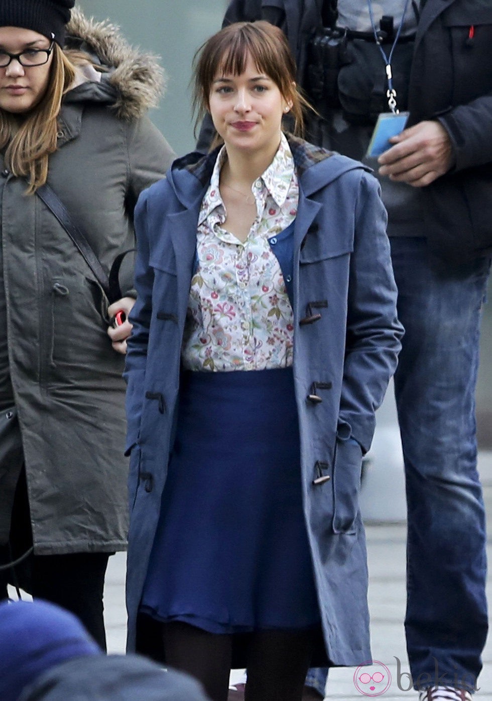 Dakota Johnson con un look muy juvenil en el set de rodaje de 'Cincuenta sombras de Grey'