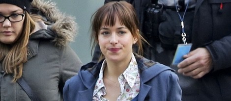 Dakota Johnson con un look muy juvenil en el set de rodaje de 'Cincuenta sombras de Grey'