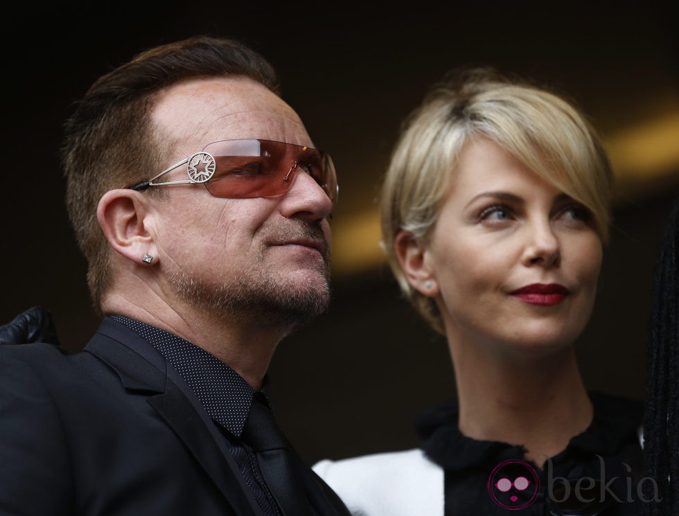 Bono y Charlize Theron en el funeral de Nelson Mandela