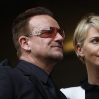 Bono y Charlize Theron en el funeral de Nelson Mandela