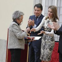 La Princesa Letizia entrega a Amparo Baró la Medalla de Oro al Mérito en las Bellas Artes 2012