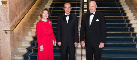 Los Reyes de Noruega y Ahmet Üzumcü en la entrega del Nobel de la Paz 2013